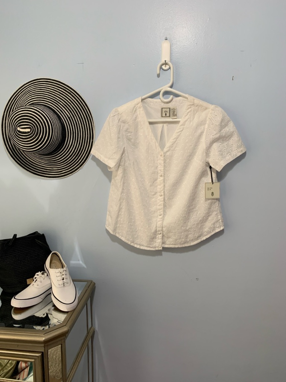 LEA  NWT White Eyelet Button-Front Top size small